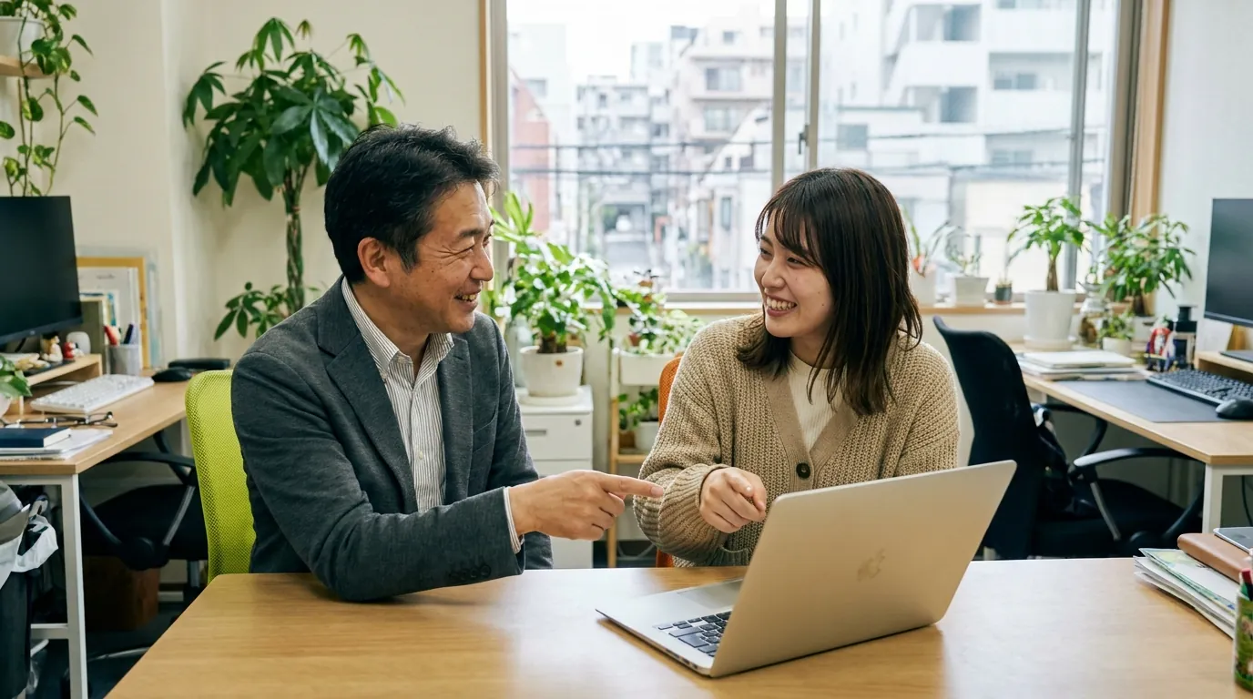 画面を指さしてうなずき合う経営者とIT担当